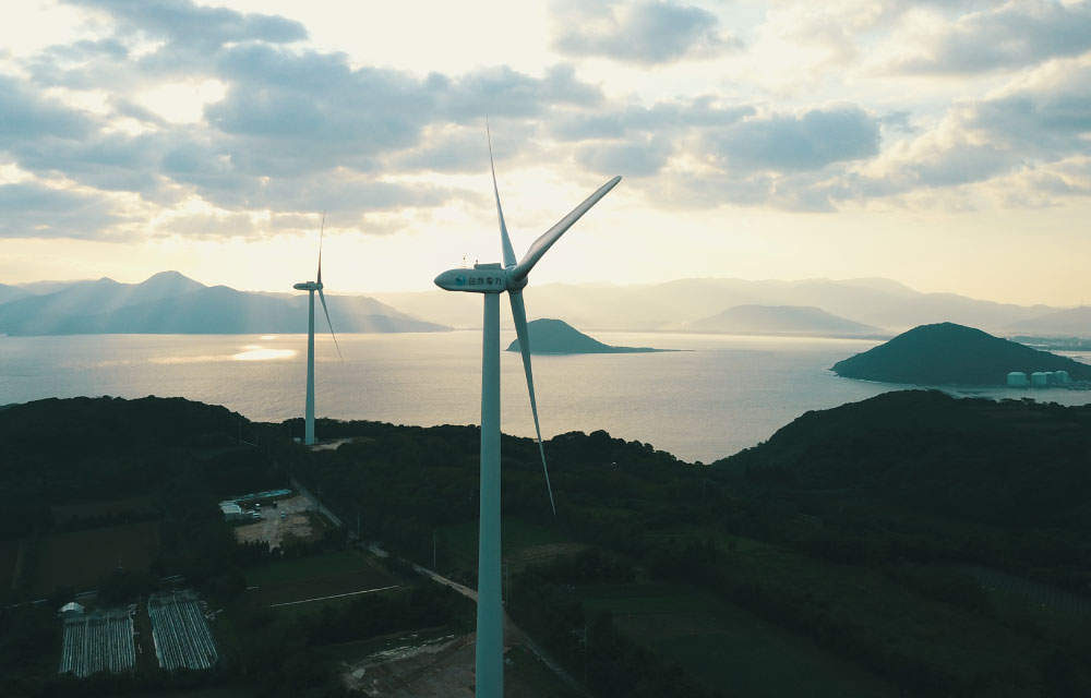 唐津市湊風力発電所（手前）