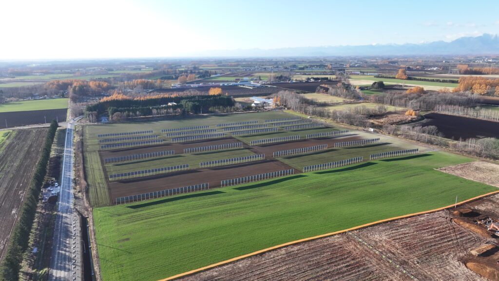 東急不動産と自然電力による、国内最大規模の垂直式営農型太陽光発電所が竣工間近